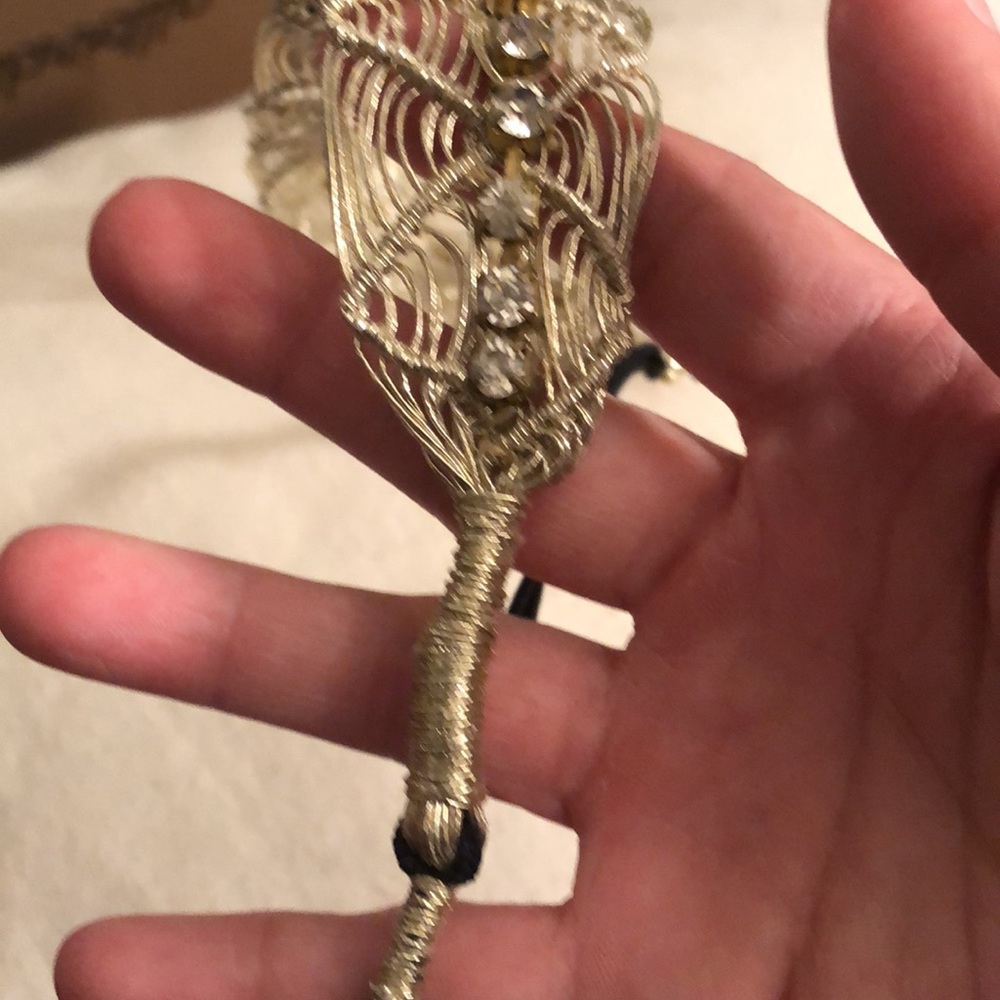 💎 Amazing jeweled headband. Amazing gold wire detail for ultimate Queen vibes. - Picture 14 of 16